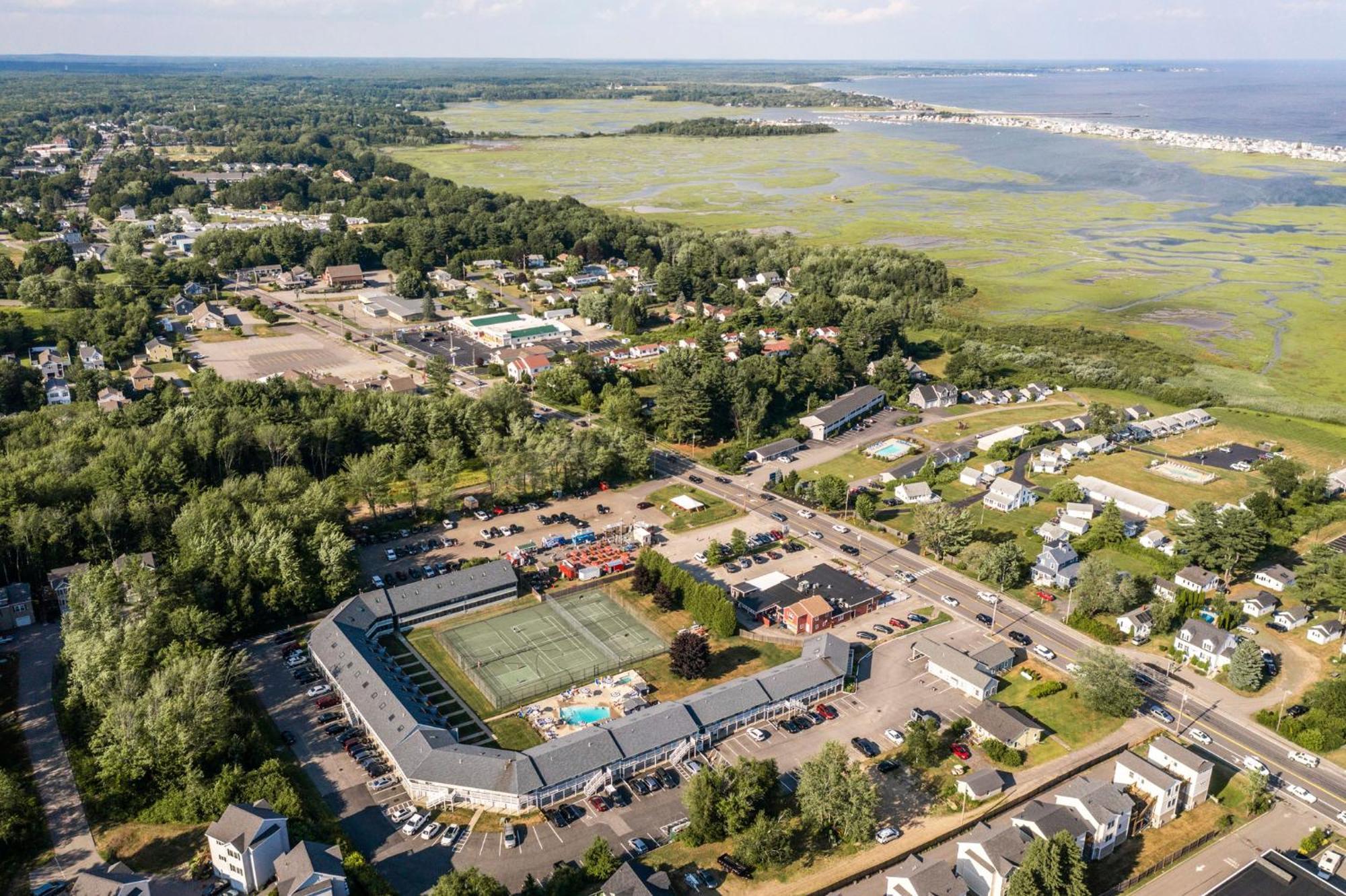 Nautical Mile Resort Wells Bagian luar foto